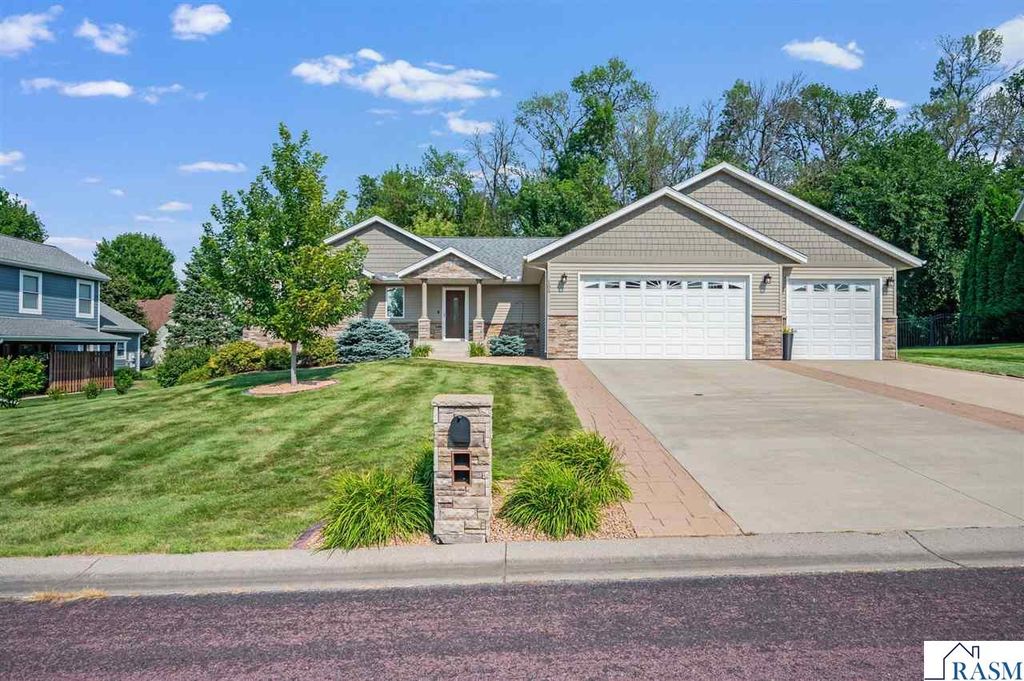 105 Hidden Oaks Circle, Mankato, MN 56001