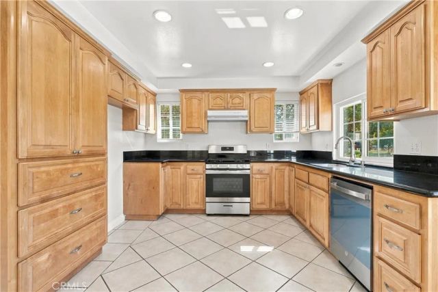 6912 Tahiti, Cypress, CA 90630