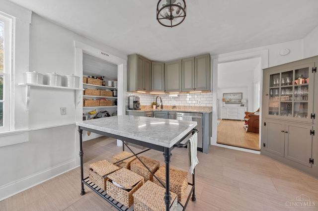 30 E Sharon Road, Glendale, OH 45246