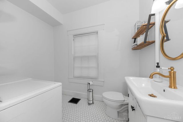 30 E Sharon Road, Glendale, OH 45246