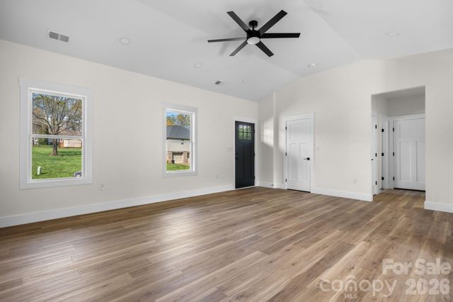 906 4th Street NE, Conover, NC 28613