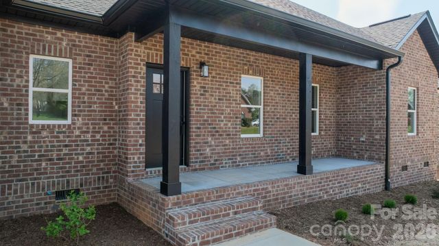 906 4th Street NE, Conover, NC 28613