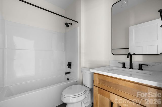 906 4th Street NE, Conover, NC 28613