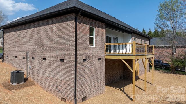 906 4th Street NE, Conover, NC 28613