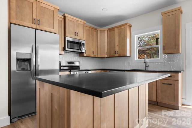 906 4th Street NE, Conover, NC 28613