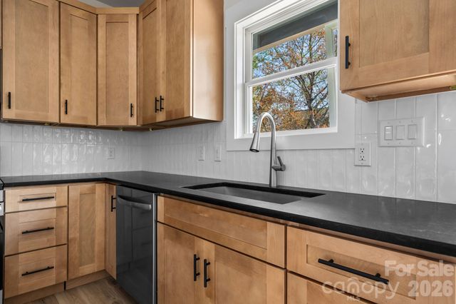 906 4th Street NE, Conover, NC 28613