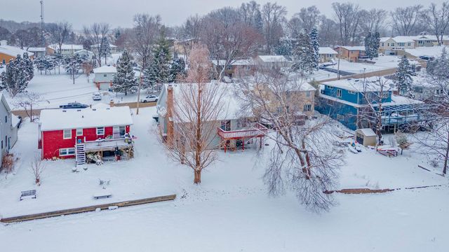 187 Hilltop Drive, Lake In The Hills, IL 60156