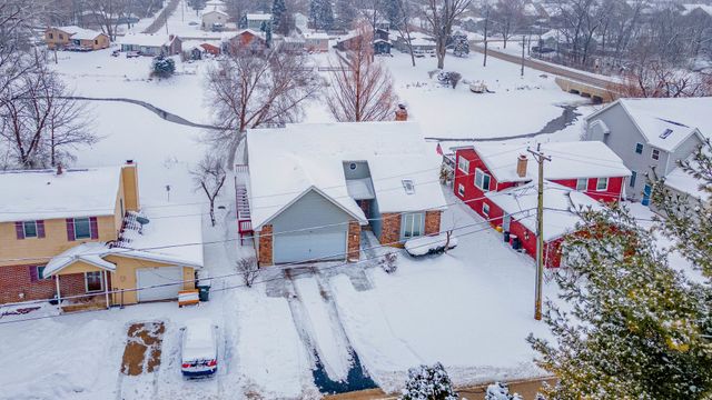 187 Hilltop Drive, Lake In The Hills, IL 60156