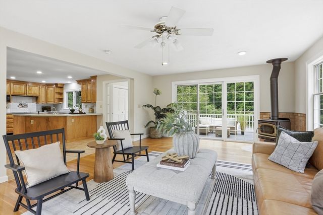 106 Concord Rd, Bedford, MA 01730
