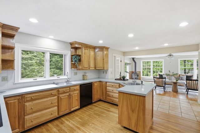 106 Concord Rd, Bedford, MA 01730