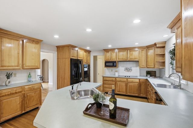 106 Concord Rd, Bedford, MA 01730