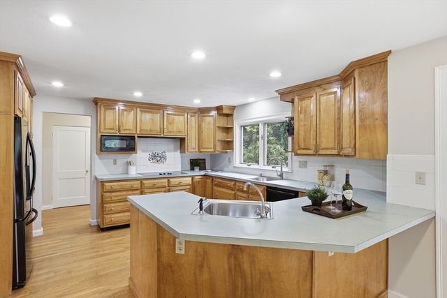 106 Concord Rd, Bedford, MA 01730