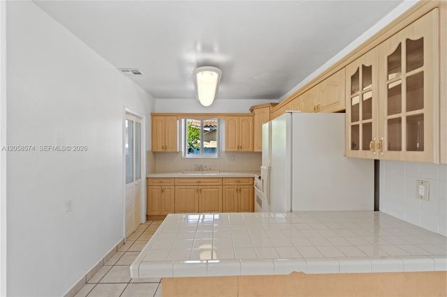 661 W 50th Place, Hialeah, FL 33012