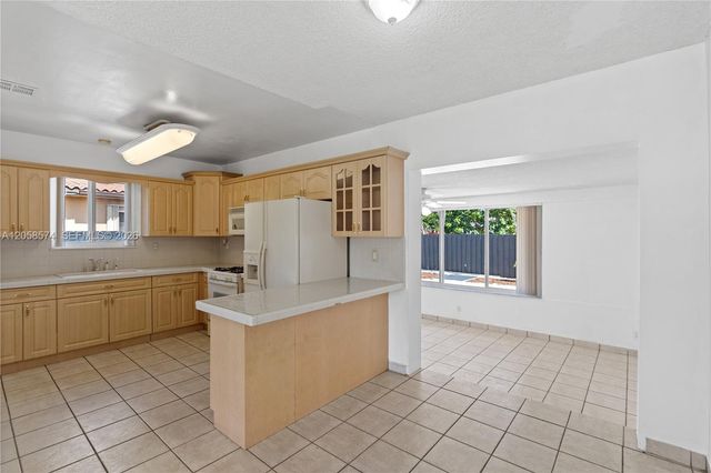 661 W 50th Place, Hialeah, FL 33012
