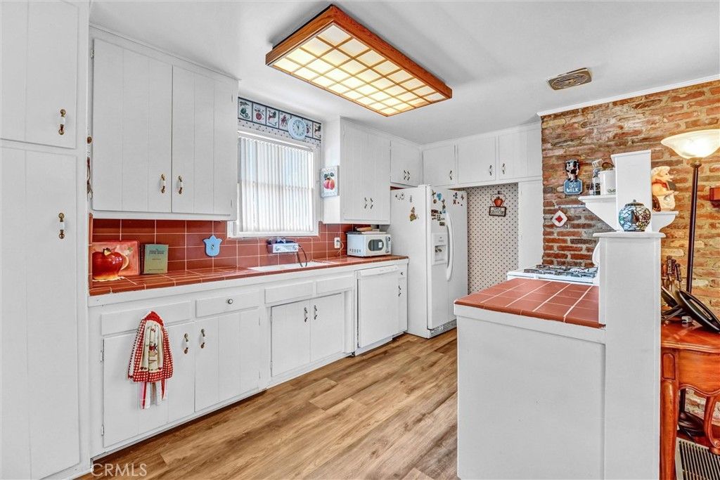 Image 11 of property listing at 9818 Creemore Drive, Los Angeles, CA 91042