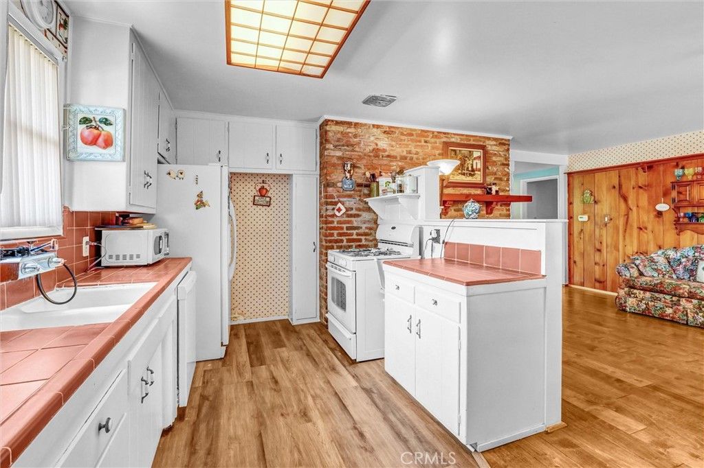 Image 12 of property listing at 9818 Creemore Drive, Los Angeles, CA 91042
