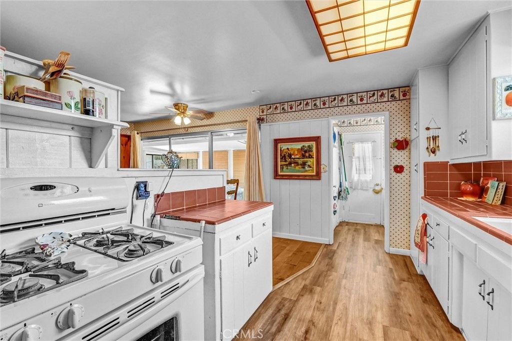 Image 13 of property listing at 9818 Creemore Drive, Los Angeles, CA 91042