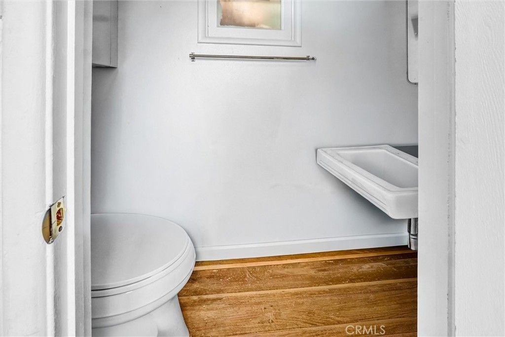 Image 15 of property listing at 9818 Creemore Drive, Los Angeles, CA 91042
