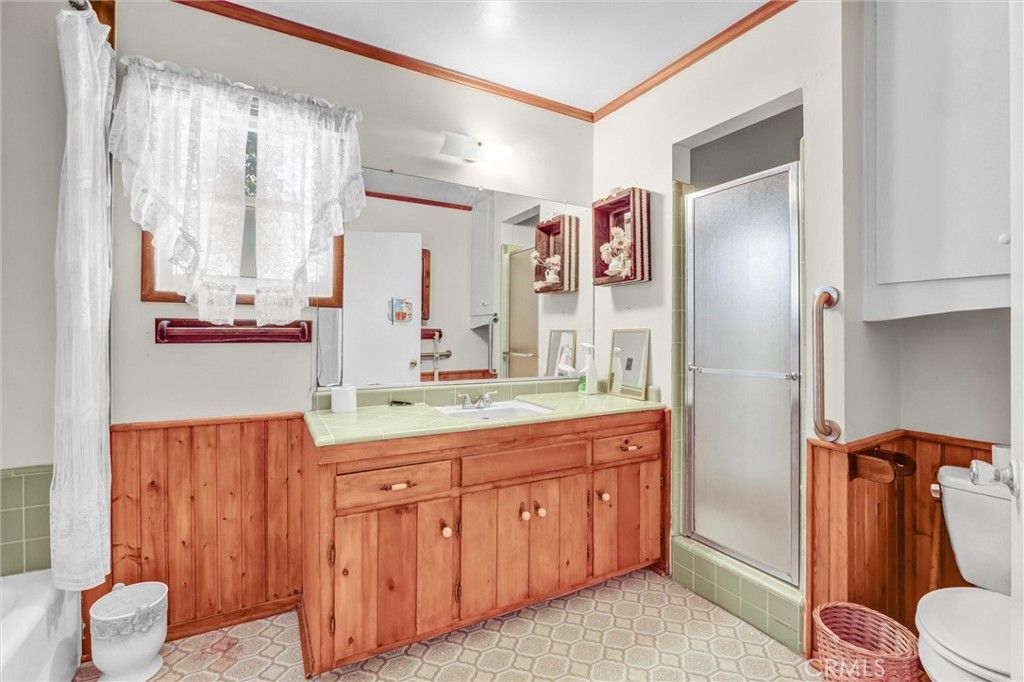 Image 21 of property listing at 9818 Creemore Drive, Los Angeles, CA 91042
