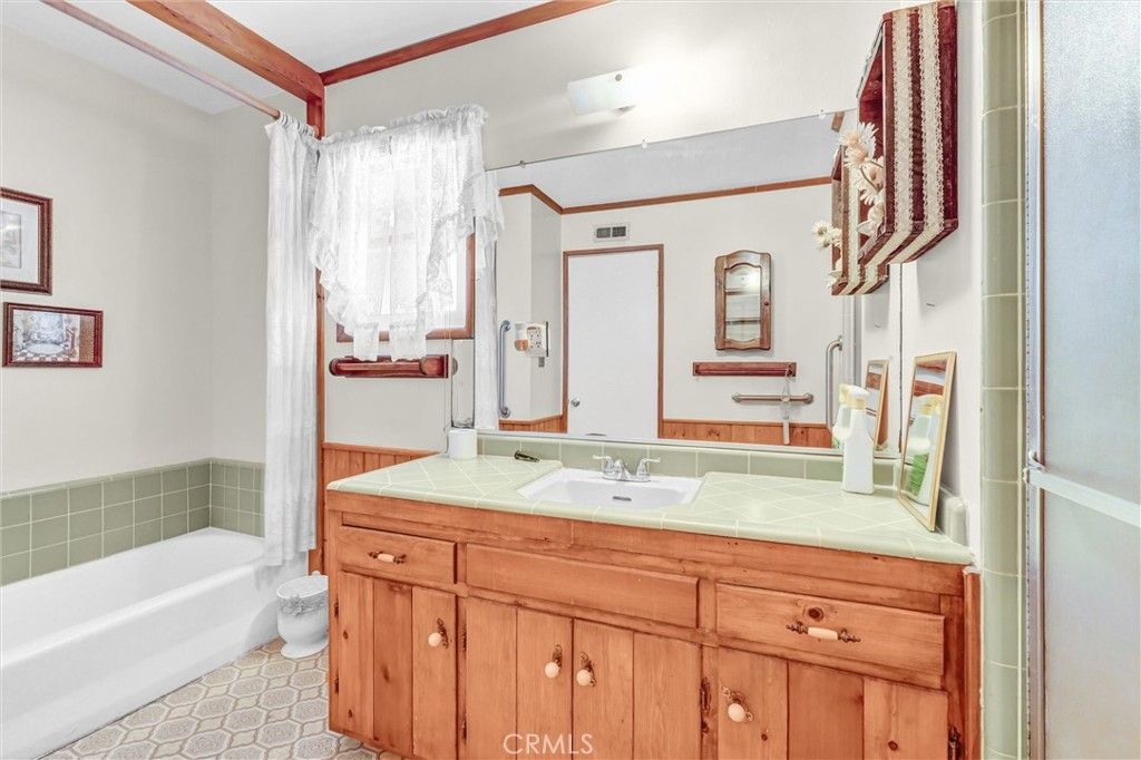 Image 22 of property listing at 9818 Creemore Drive, Los Angeles, CA 91042