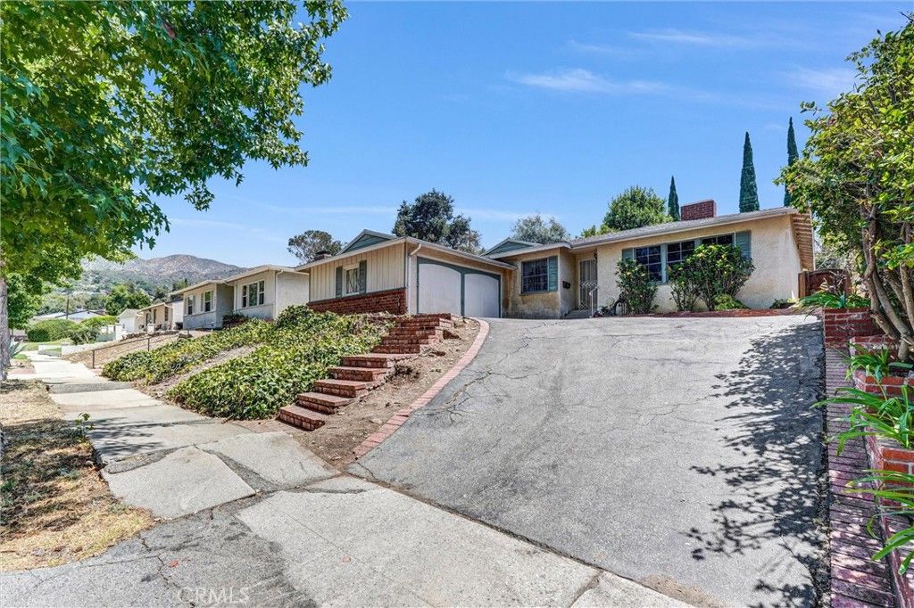 Image 3 of property listing at 9818 Creemore Drive, Los Angeles, CA 91042