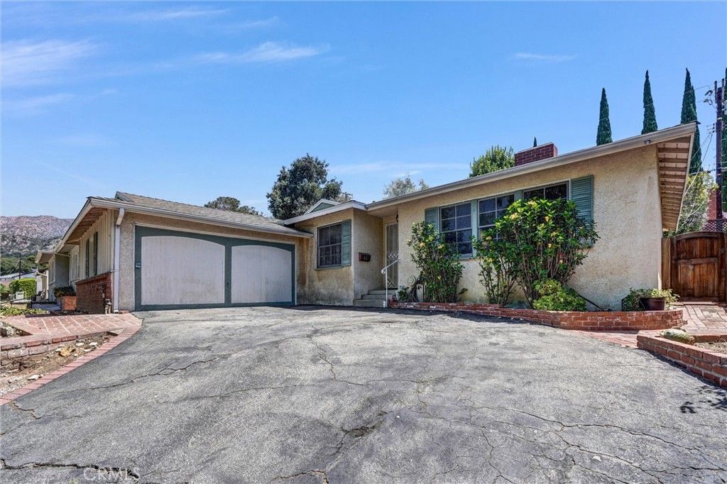 Image 4 of property listing at 9818 Creemore Drive, Los Angeles, CA 91042