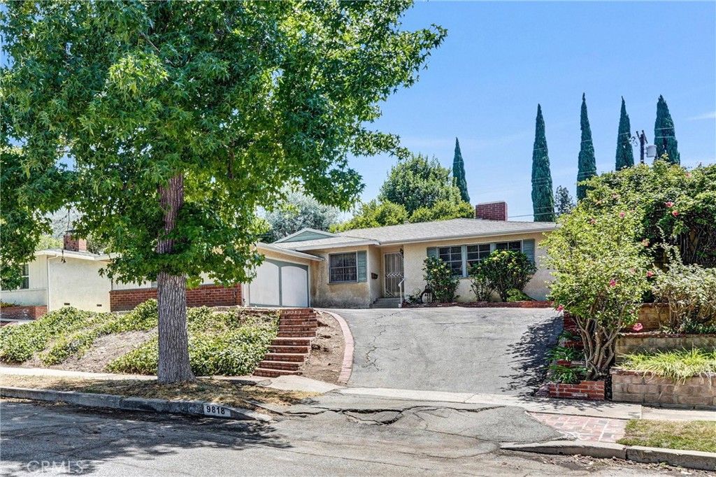 Image 5 of property listing at 9818 Creemore Drive, Los Angeles, CA 91042