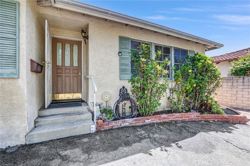 Image 6 of property listing at 9818 Creemore Drive, Los Angeles, CA 91042