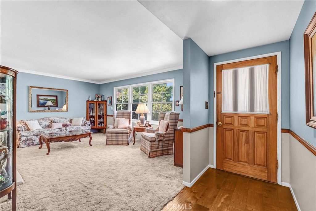 Image 7 of property listing at 9818 Creemore Drive, Los Angeles, CA 91042