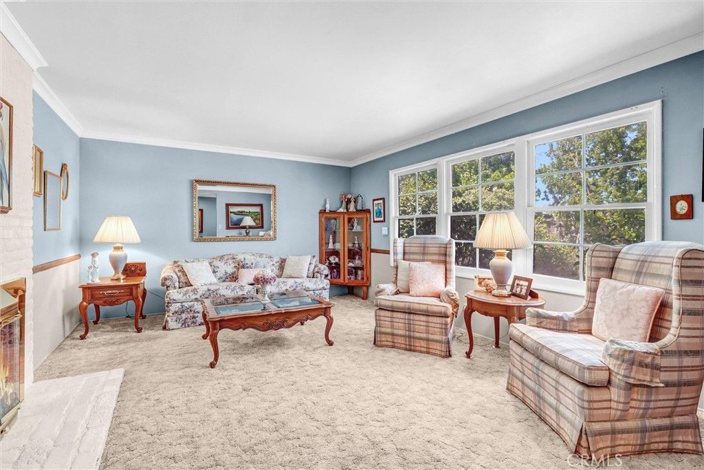Image 8 of property listing at 9818 Creemore Drive, Los Angeles, CA 91042