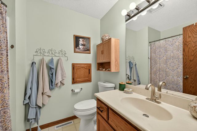 422 Chalet Drive NW, Rochester, MN 55901