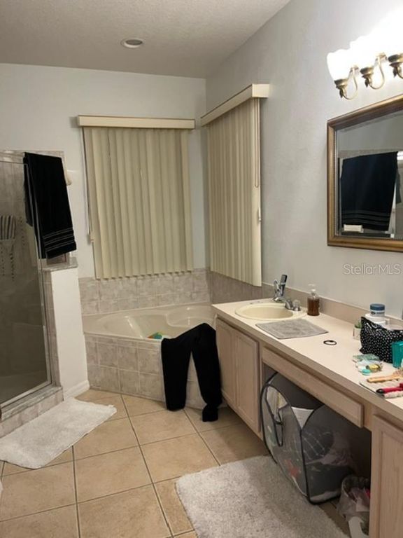 Image 12 of property listing at 2238 WINDCREST LAKE CIRCLE, Orlando, FL 32824