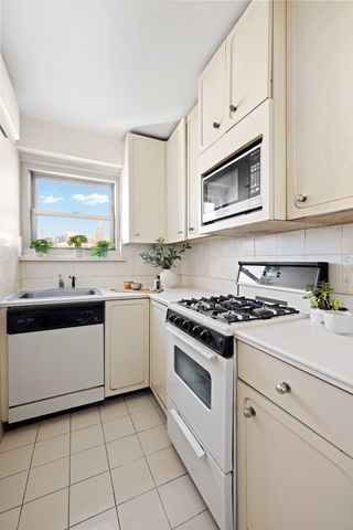 69 W 9th St Apt 12F, New York City, NY 10011