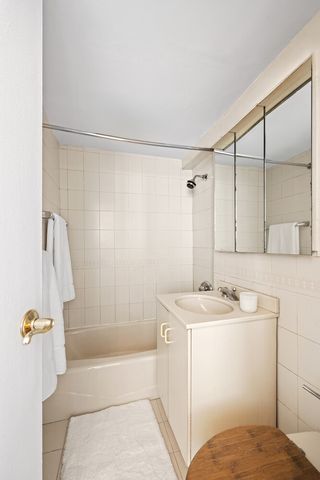 69 W 9th St Apt 12F, New York City, NY 10011