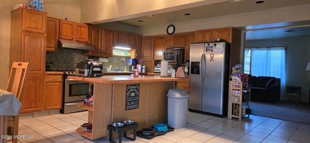 24 Stephenville Parkway, Edison, NJ 08820