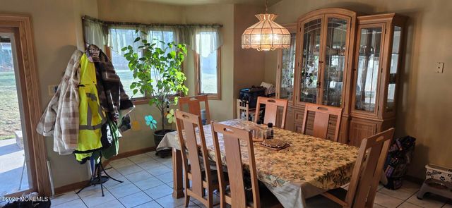 24 Stephenville Parkway, Edison, NJ 08820