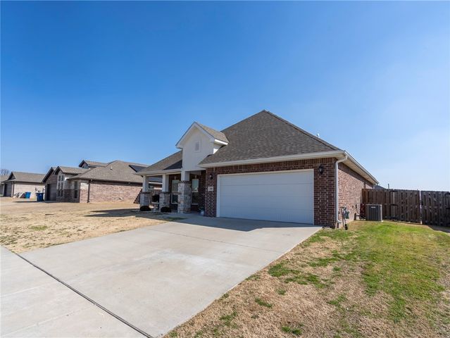 300 Post Oak Avenue, Gentry, AR 72734