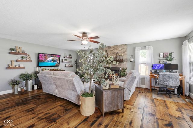 1223 Stave Oak Court, Beech Grove, IN 46107