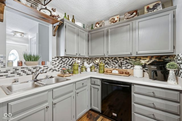 1223 Stave Oak Court, Beech Grove, IN 46107