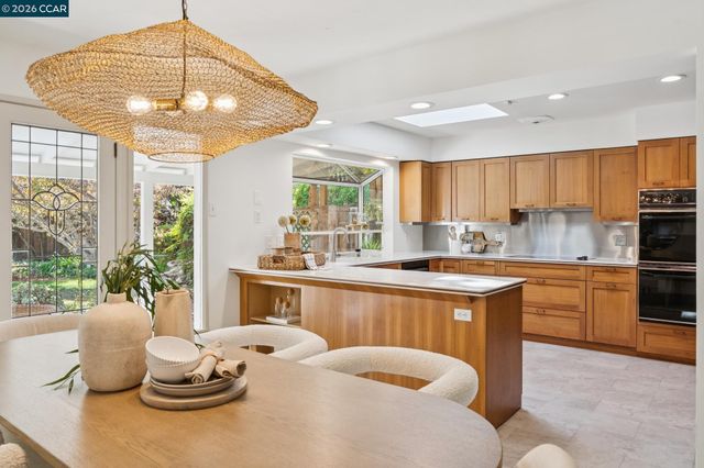 130 Greenway Dr, Walnut Creek, CA 94596