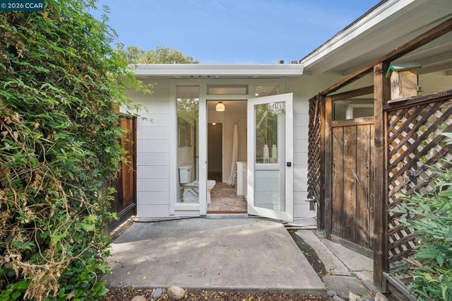 130 Greenway Dr, Walnut Creek, CA 94596