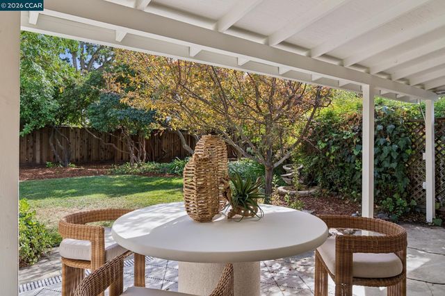 130 Greenway Dr, Walnut Creek, CA 94596