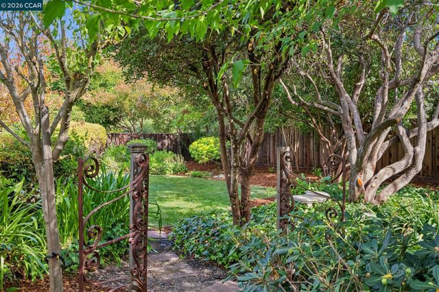 130 Greenway Dr, Walnut Creek, CA 94596