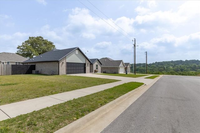 172 Brooke Street, Huntsville, AR 72740
