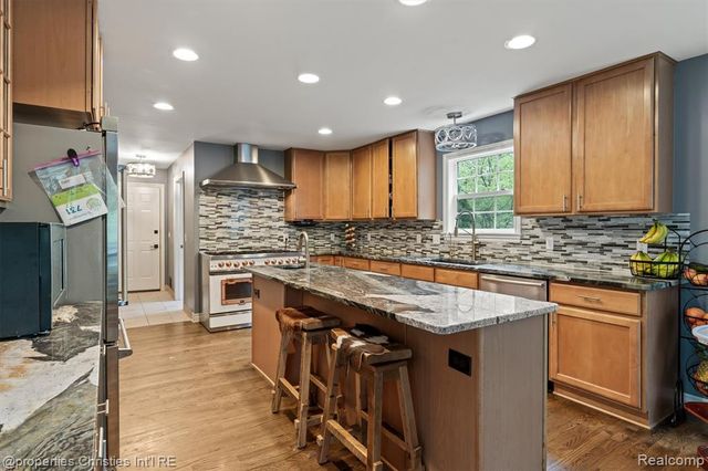 5720 Deerwood, Commerce Twp, MI 48382