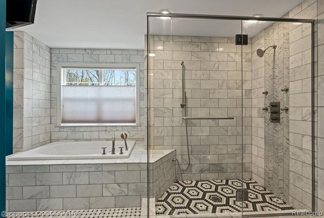 5720 Deerwood, Commerce Twp, MI 48382