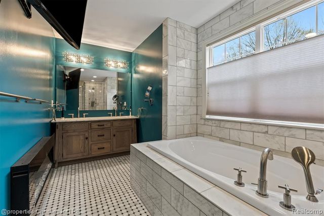 5720 Deerwood, Commerce Twp, MI 48382