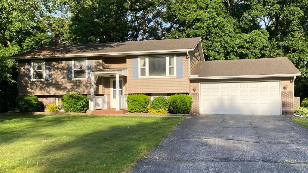 2252 Four Seasons Pkwy, Crown Point, IN 46307