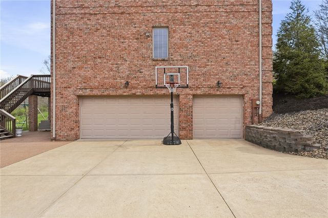 315 Fox Run Dr, Peters Twp, PA 15367