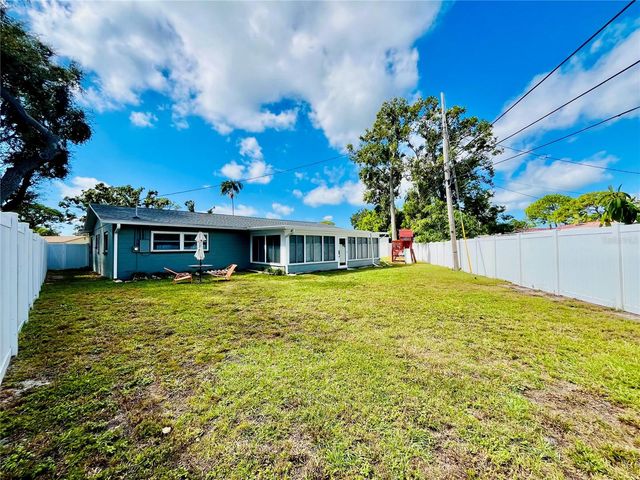 1945 68TH AVENUE S, St Petersburg, FL 33712